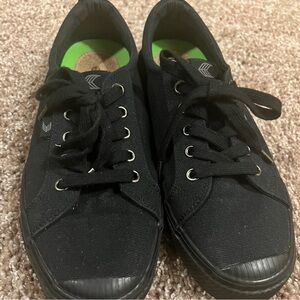 Cariuma OCA Low All Black Canvas Sneaker Unisex 7.5 Men 9 Women